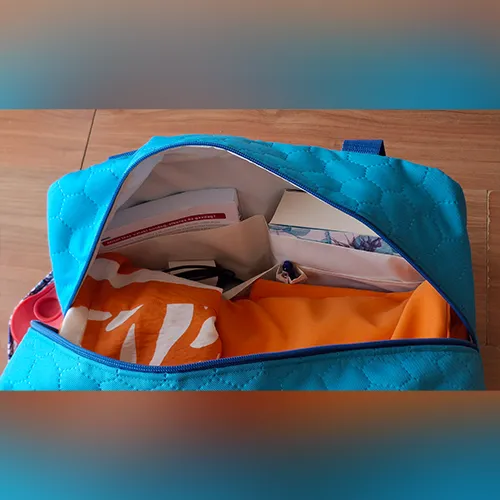 Kinyitott Kolormánia kézipoggyász belső zsebekkel